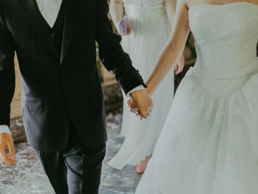Sposa ritardataria e prete con l’orologio svizzero nella tonaca: cronaca di un matrimonio ridotto a farsa liturgica