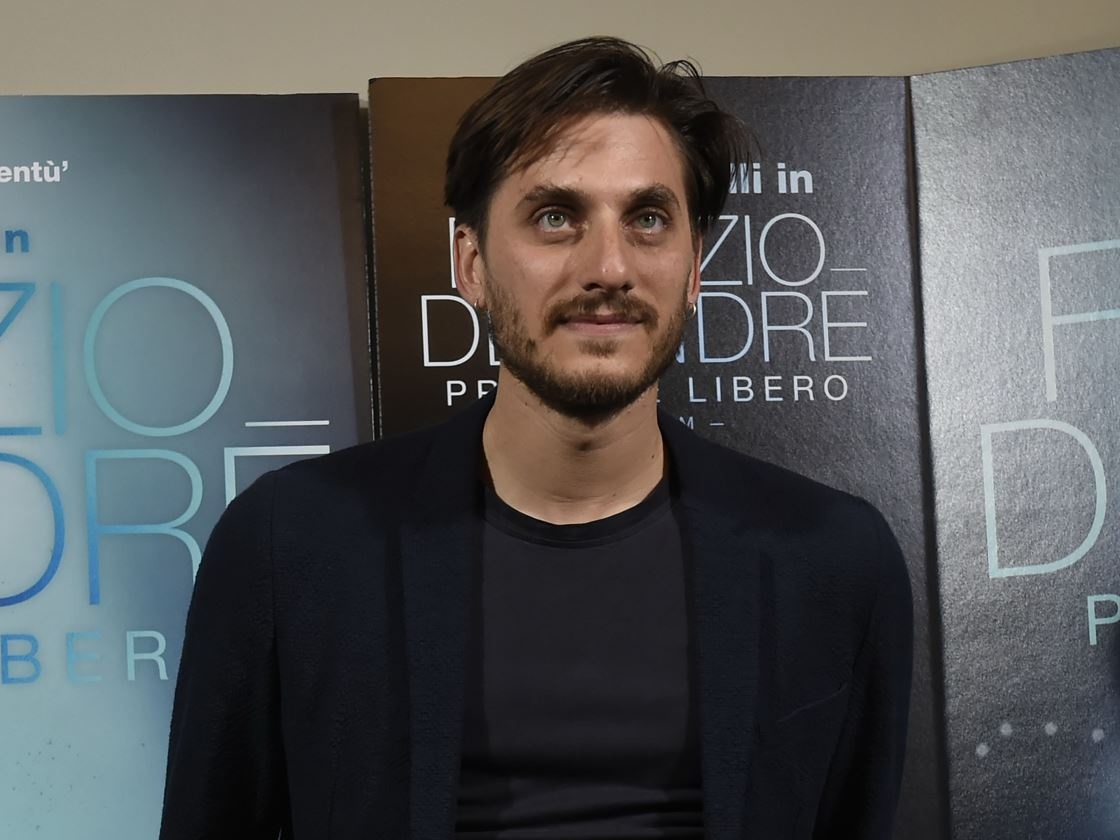 Marinelli rimanga attore e lasci il pubblico a giudicare la sua interpretazione