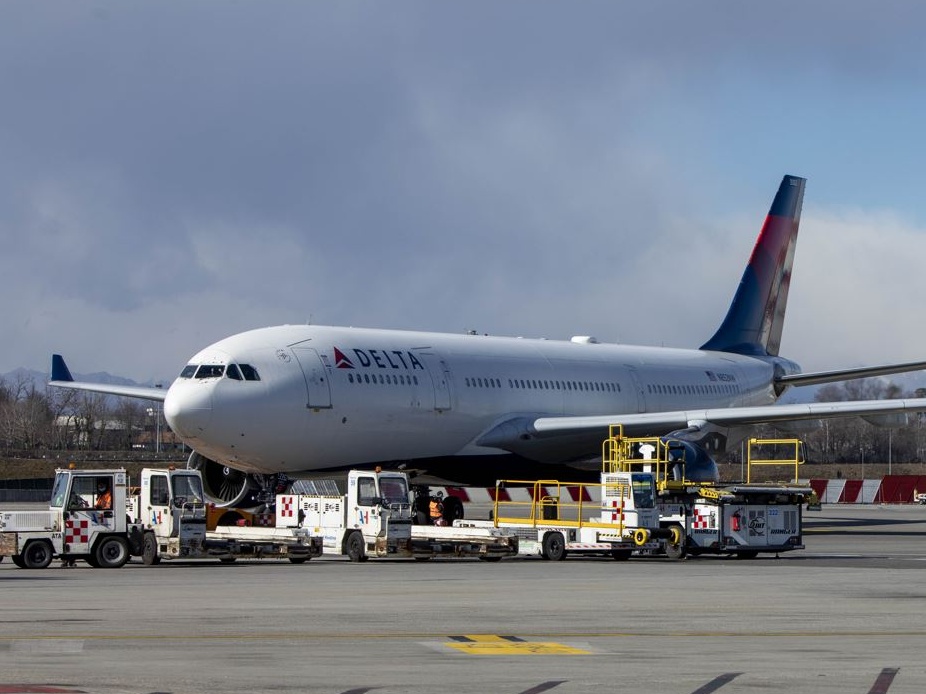 Trasporti: Delta Air Lines taglia le previsioni sugli utili, i consumatori preoccupati per l'economia