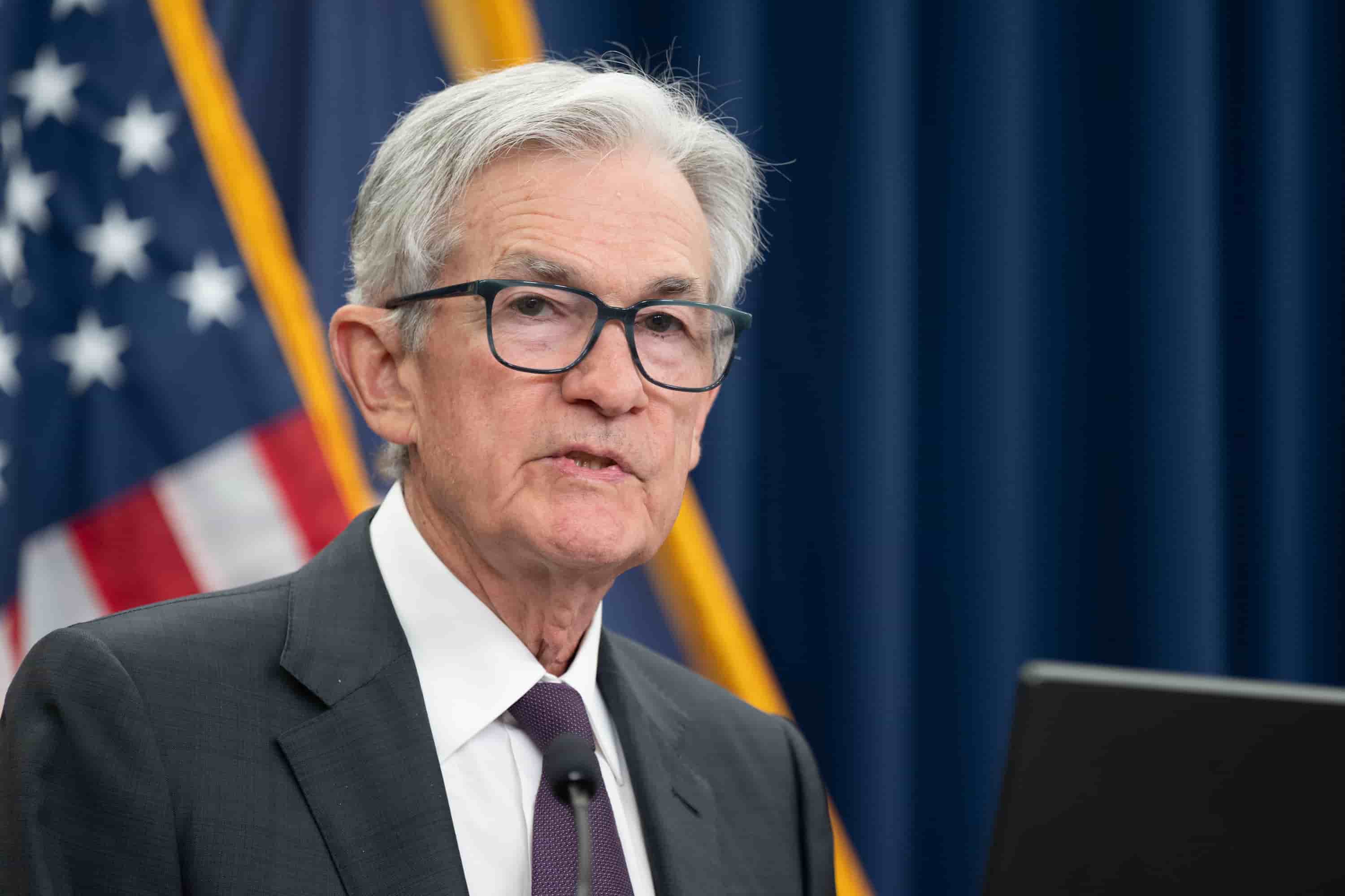 La Fed taglia i tassi per la prima volta nel 2025, Powell difende l’indipendenza della banca centrale