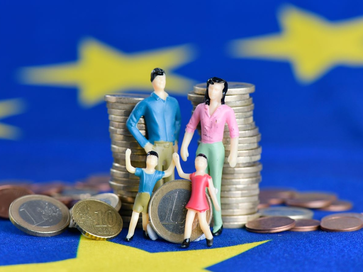 Famiglie italiane sotto pressione: risparmi in calo e incertezza in crescita
