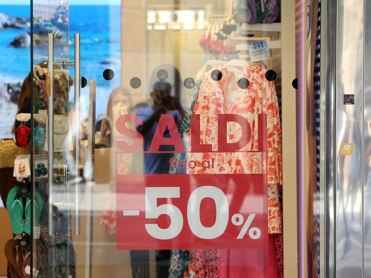 Italiani pronti ai saldi estivi, ma con moderazione: shopping ragionato e budget sotto controllo