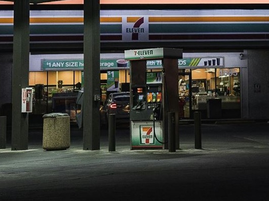 Usa: 7-Eleven chiude più di 440 negozi per ridurre i costi e aumentare i profitti