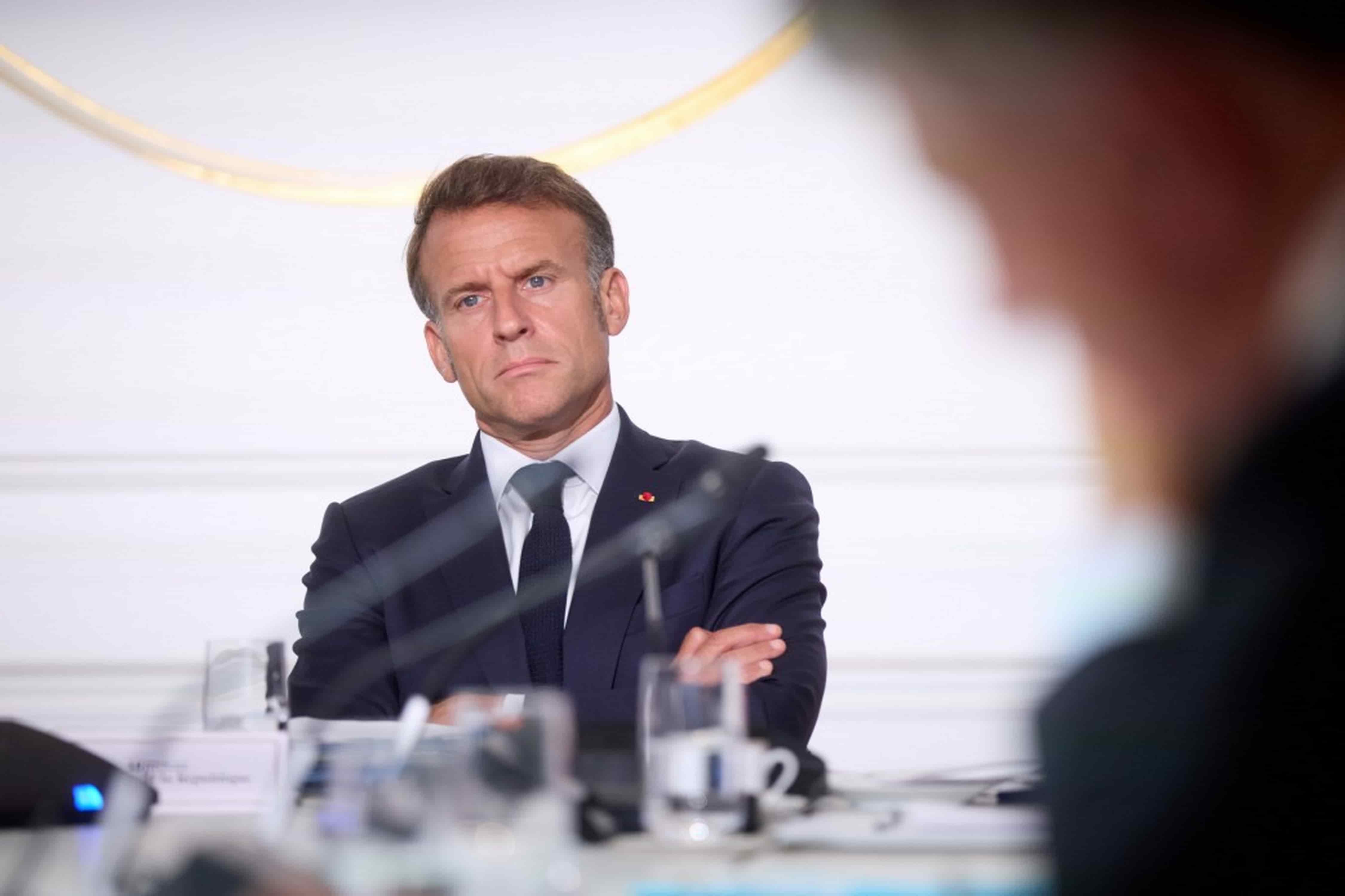 La Francia nel caos politico: Macron davanti a scelte difficili