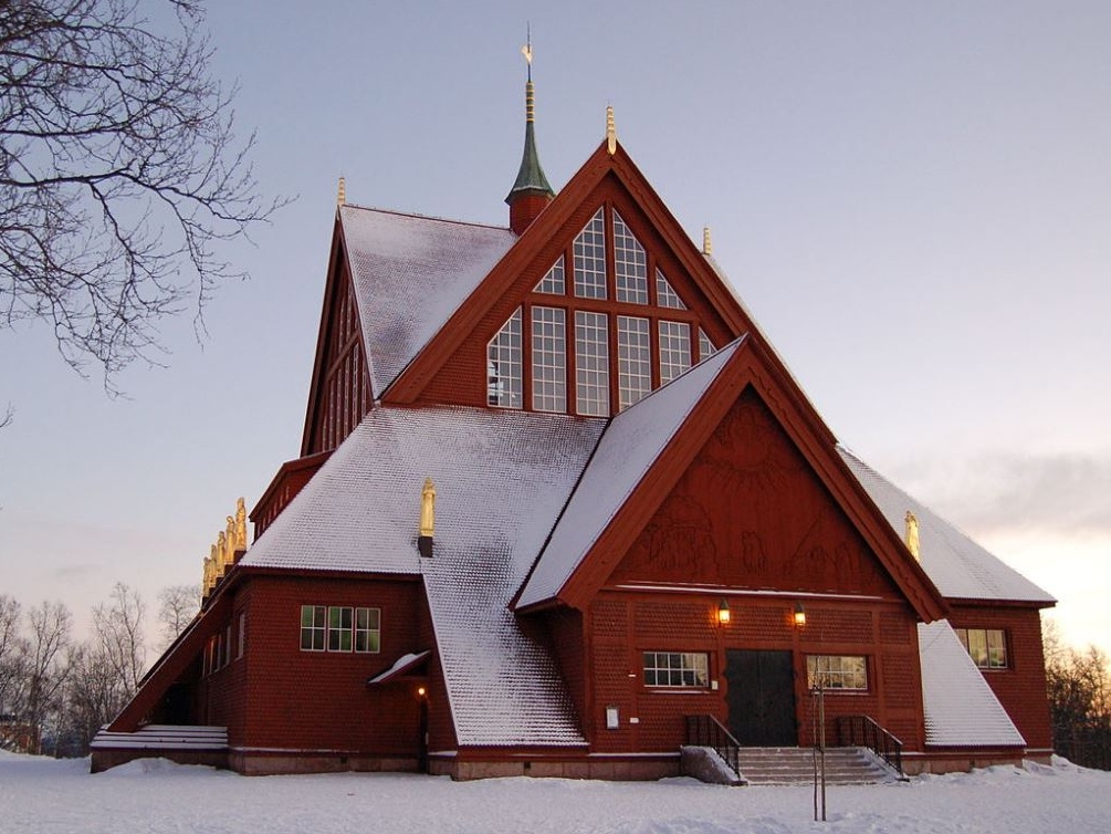 Kiruna trasloca per la miniera, guida il corteo la chiesa storica
