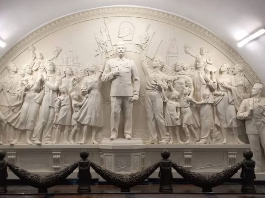 Baffone nella metro di Mosca: spunta una scultura che celebra Stalin