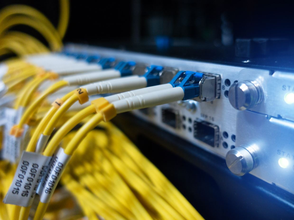 Osservatorio AgCom: l'Italia corre verso la fibra, tv e stampa arrancano