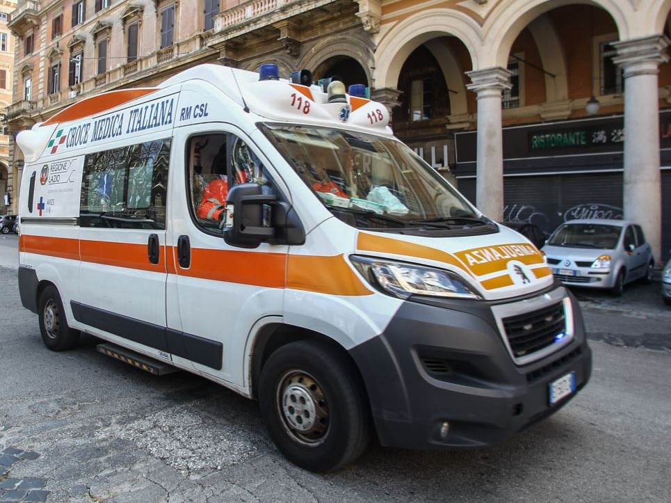Esplosione a Roma, paura a Villa De Sanctis: boato scuote la città, nube visibile per chilometri
