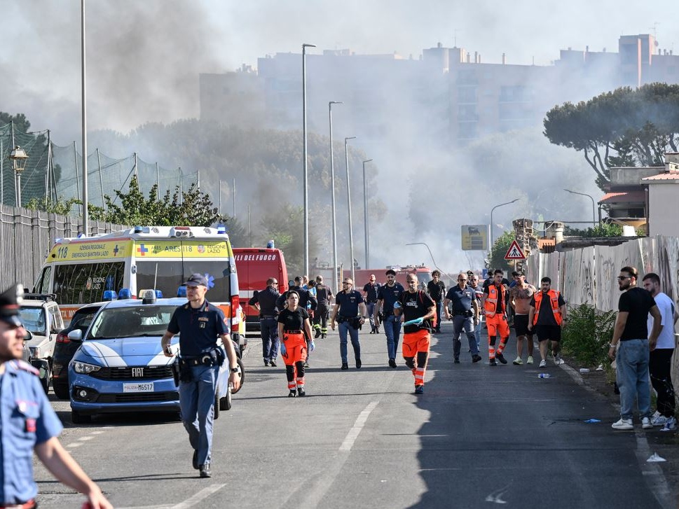 Esplosione a Roma, paura a Villa De Sanctis: boato scuote la città, nube visibile per chilometri
