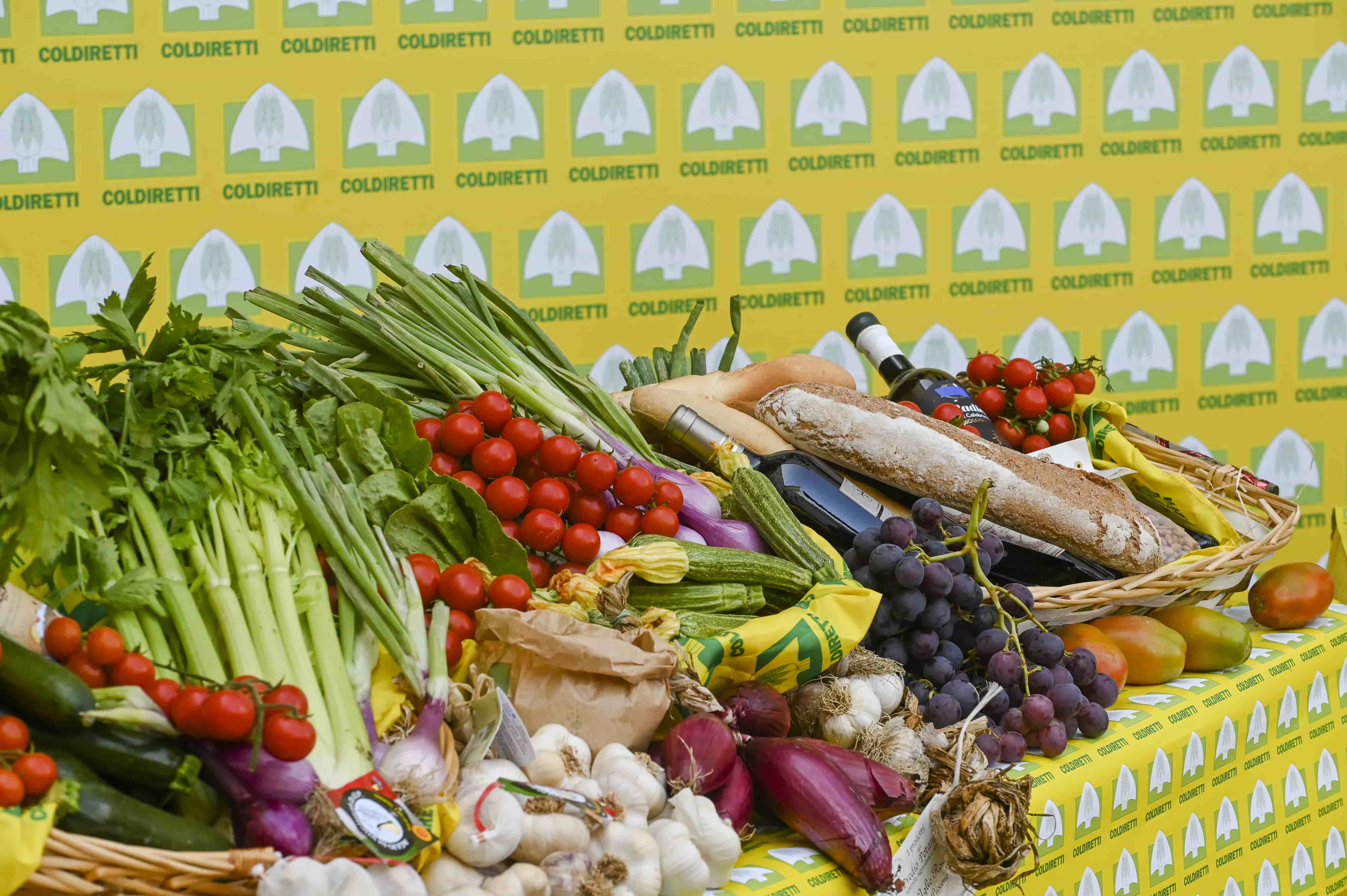 Sicurezza alimentare, l’allarme di Coldiretti: quasi un caso al giorno nel 2025 per cibi stranieri contaminati
