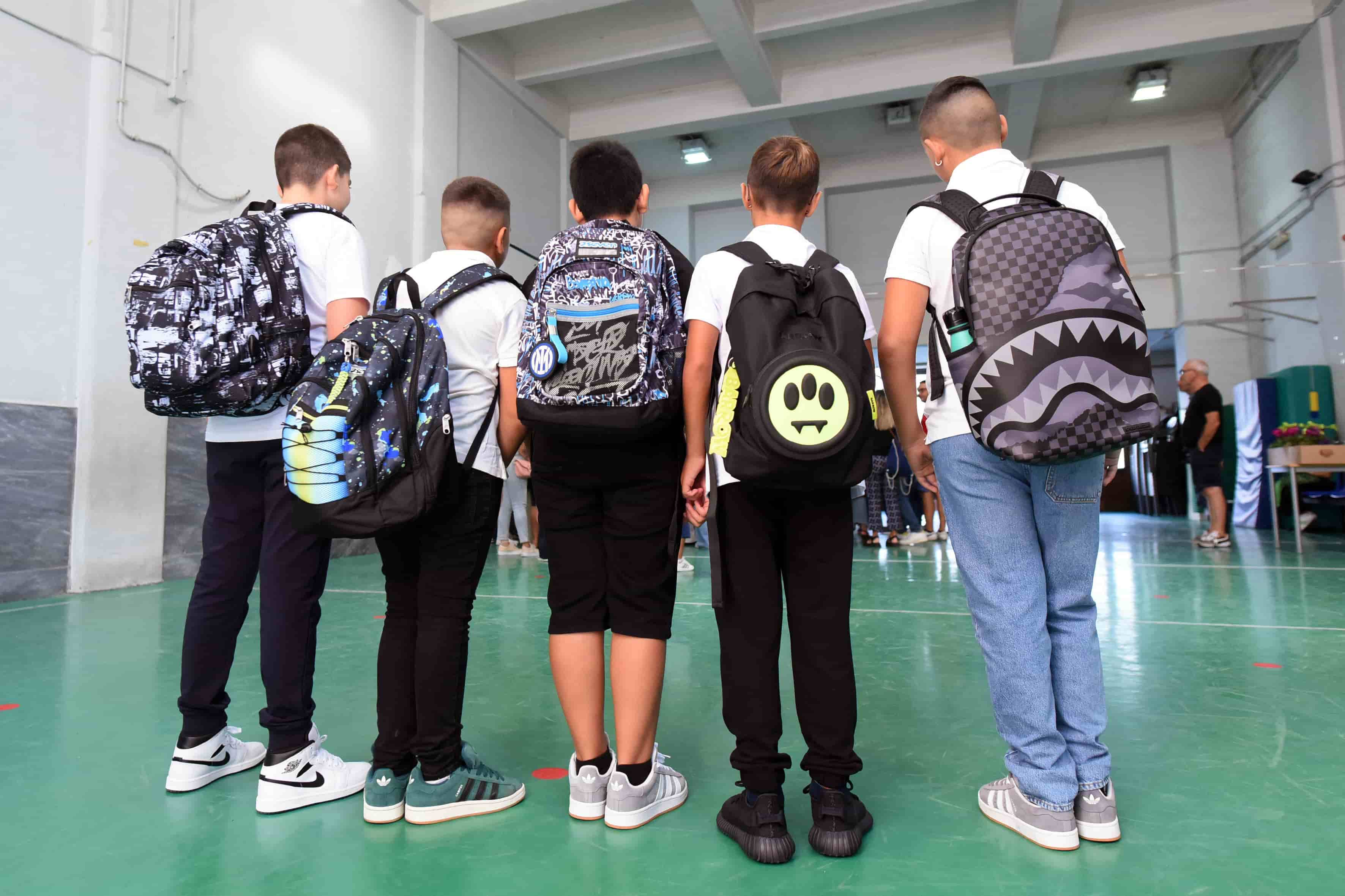 Scuola, famiglie alle prese con la stangata di settembre tra libri zaini e diari