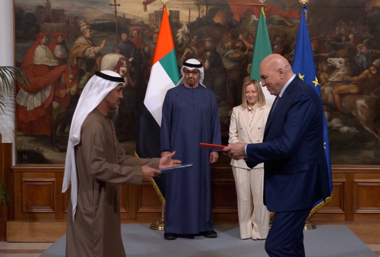 Il ministro Crosetto firma accordo di cooperazione nel settore della difesa con Emirati Arabi Uniti