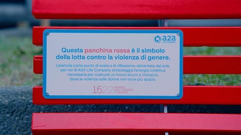 Le panchine rosse di A2A per promuovere sensibilizzazione e rispetto contro la violenza di genere