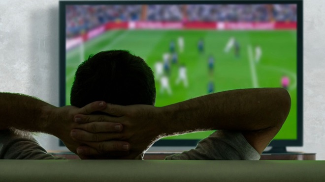 Calcio in TV: fino a 900 euro la spesa per i tifosi italiani
