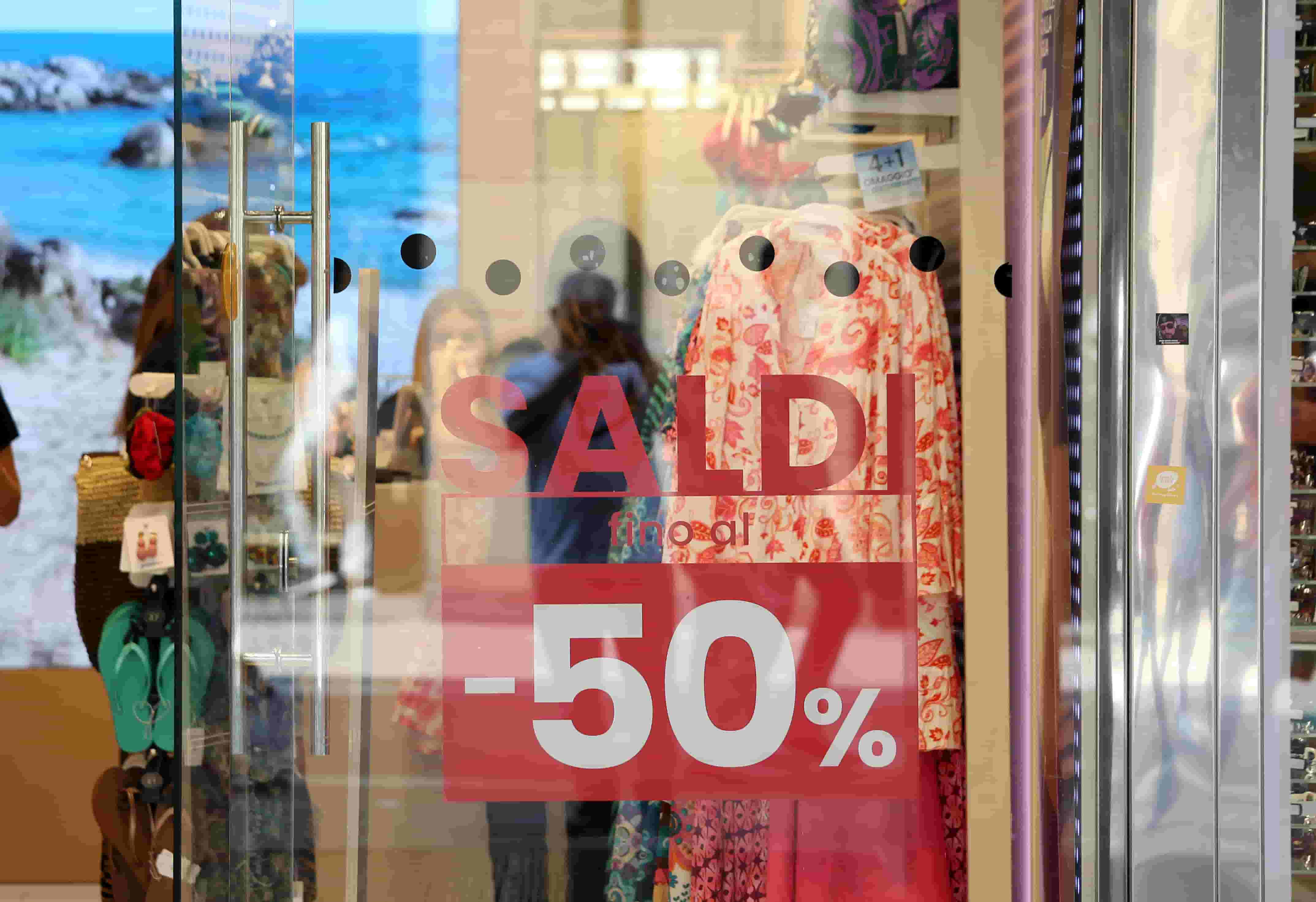 Saldi: niente impennate e tanta incertezza, giro d’affari (intorno ai 4 miliardi). I consigli di Codacons