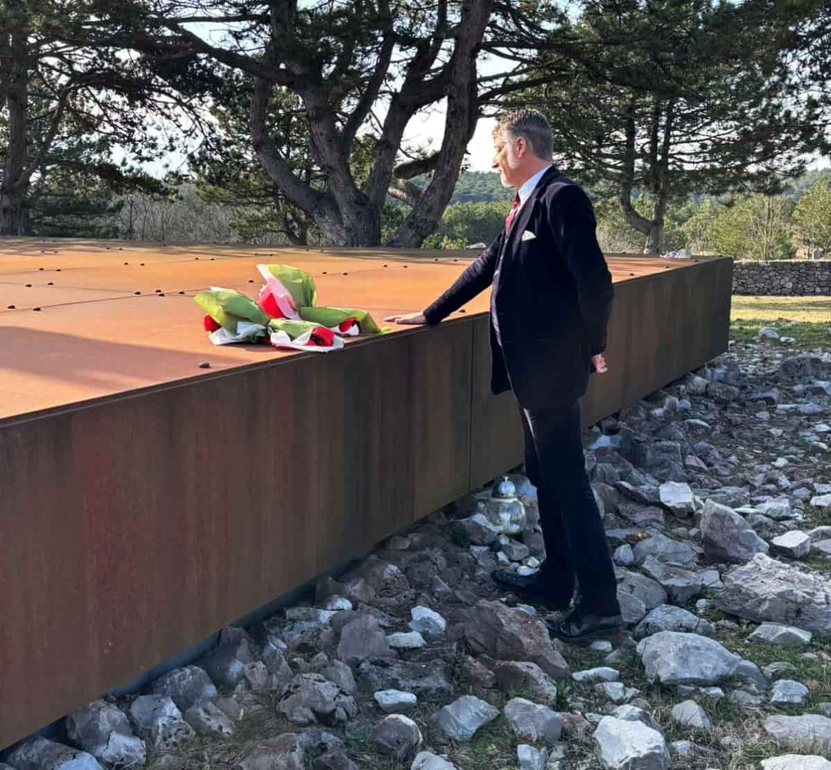 Ministro Giuli a Basovizza: “Nessuno può vandalizzare la verità storica”