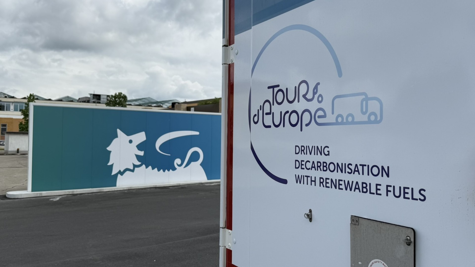 Enilive partecipa al Tour d’Europe per sostenere il ruolo dei biocarburanti HVO nella decarbonizzazione dei trasporti