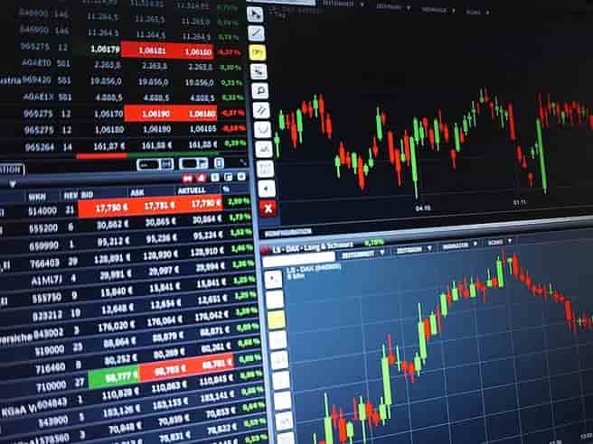 Euro in sofferenza, scende il prezzo del petrolio. Discesa correttiva anche per l'oro