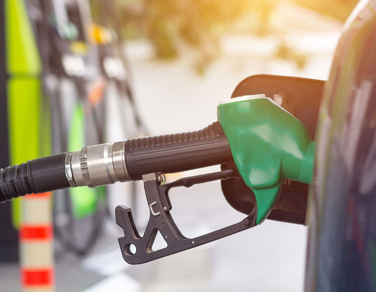 Da inizio anno i prezzi del petrolio giù del 23%, ma restano uguali quelli della benzina