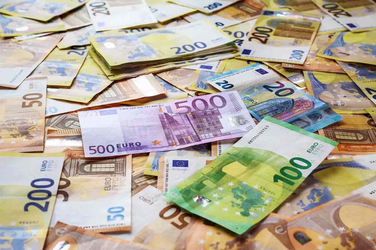 Euro giù: pesa il doppio colpo PMI-Lagarde