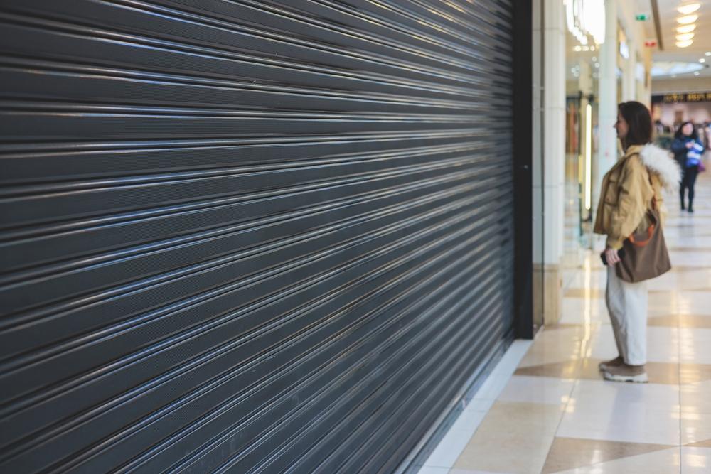 Sindacati e imprese commentano la proposta di legge che prevede la chiusura delle strutture commerciali durante le  festività