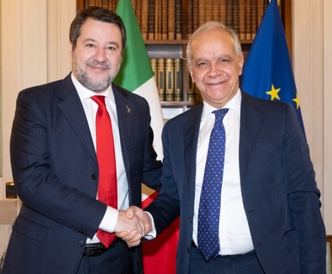 Piantedosi e Salvini alla firma del protocollo tra Viminale e Ferrovie dello Stato