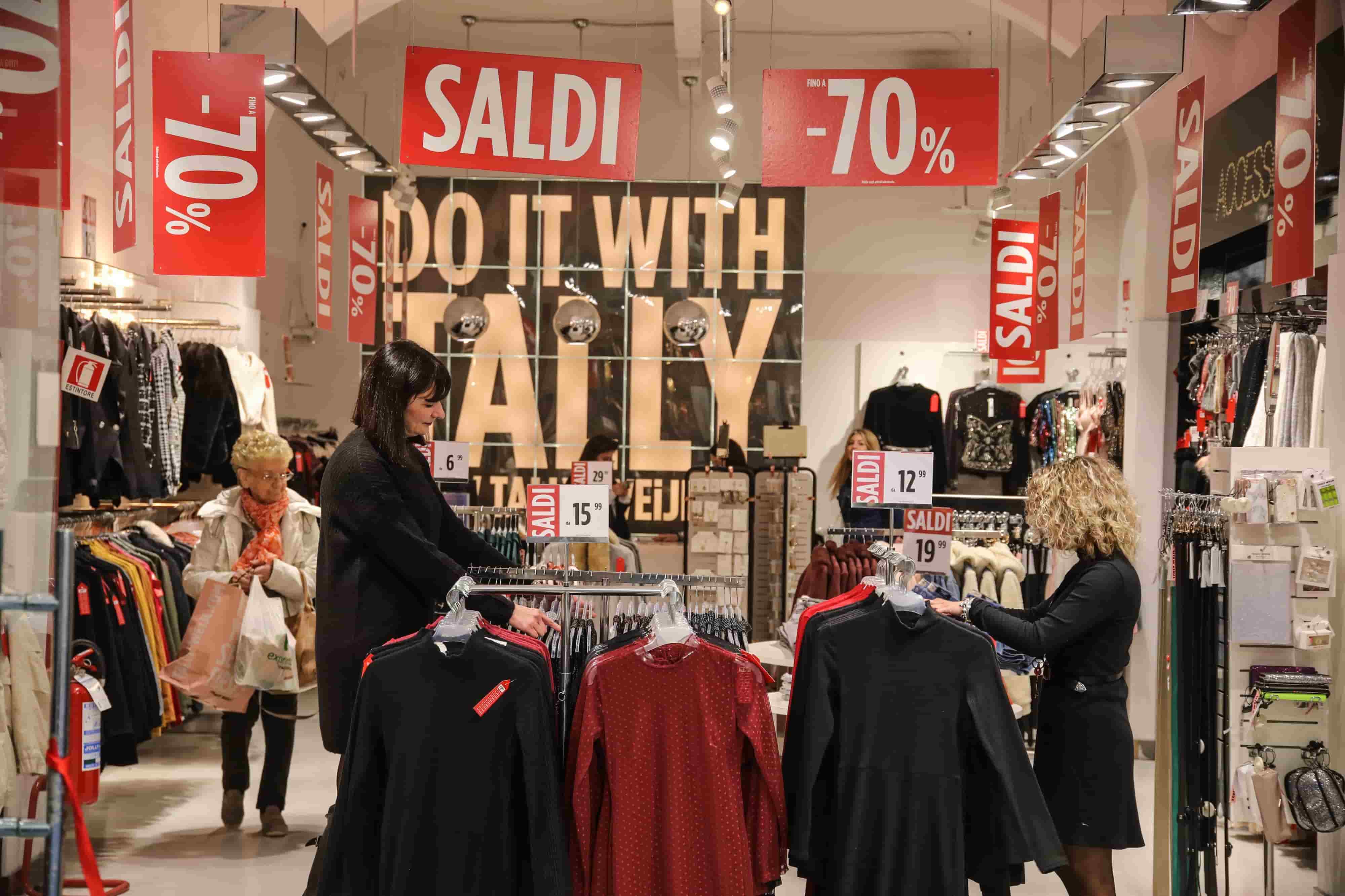 Saldi: Black Friday e aumenti in arrivo pesano sulla stagione dei saldi