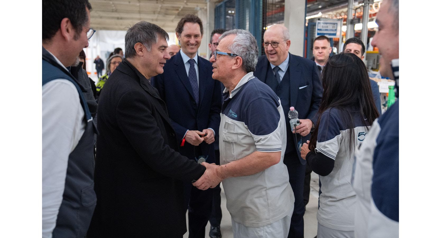 Il Cardinale Roberto Repole e il Presidente John Elkann visitano il complesso industriale Stellantis di Mirafiori