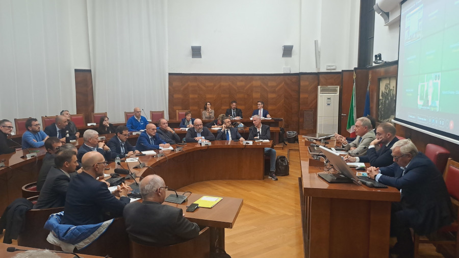 Mimit, Urso e Acquaroli: lavoro unitario per soluzioni alternative a chiusura di Giano