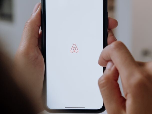 Troppe imposte sul reddito: i profitti di Airbnb calano del 15%