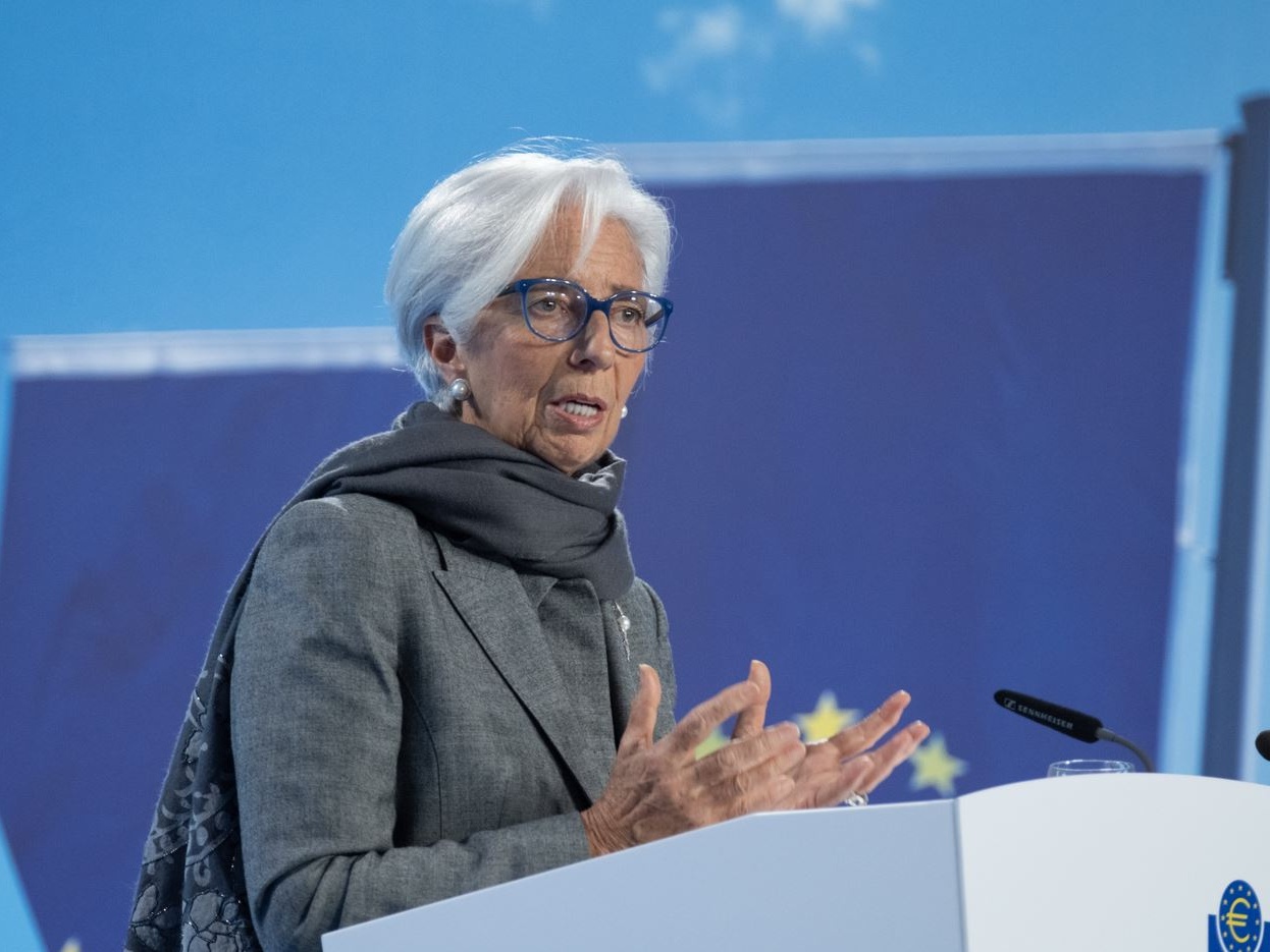 La BCE taglia il tasso sui depositi di ulteriori 0,25 punti percentuali, abbassando le previsioni per il 2024