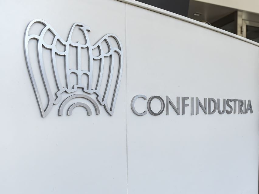 Italia: nel 3° trimestre minore spinta dai servizi, meno debole l'industria, ancora male l'export