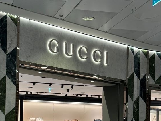 Bene le azioni del polo del lusso, sperando nella ripresa dei mercati asiatici