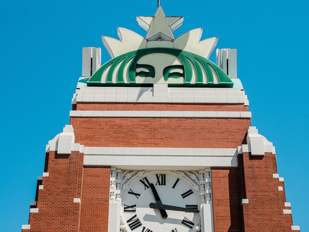 Mercedes-Starbucks: accordo per stazioni di ricarica rapida per auto elettriche