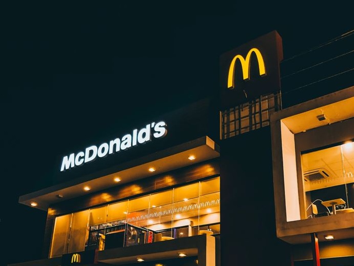 Il BigMac perde colpi: per la prima volta dopo la pandemia calano le vendite di McDonald's